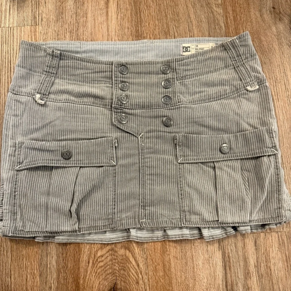 Vtg Y2K DC Mini Skirt Low Rise Women’s Size 31 Grey Stripes Ruffles Grunge Goth